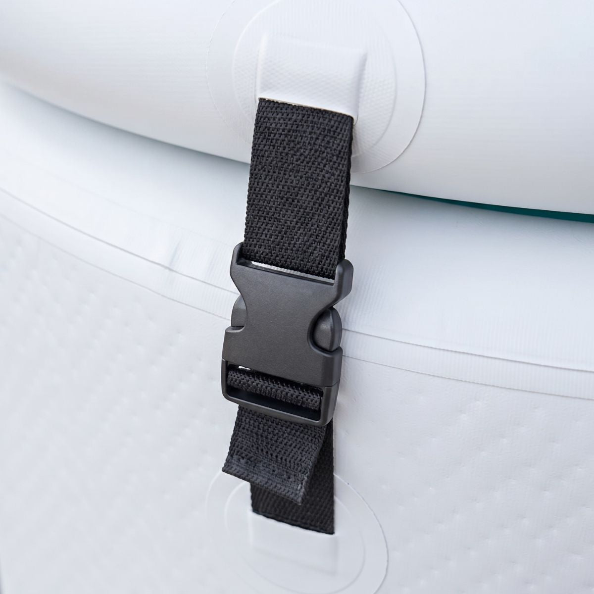 Gros plan sur la sangle et le clip de fermeture noir du couvercle du bain froid Kalda blanc, detail haute qualite materiau
